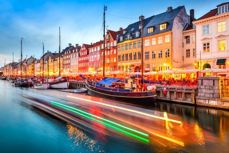 Nyhavn le soir quand on se retrouve pour se détendre entre amis