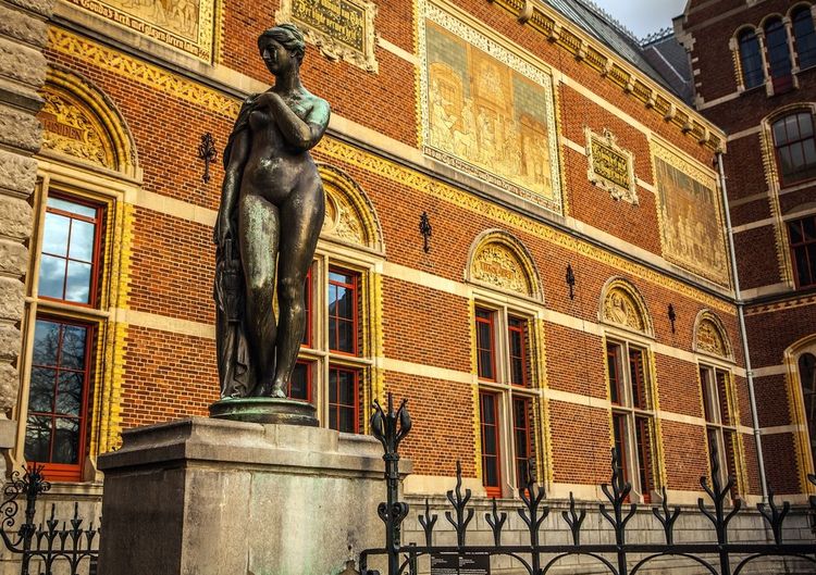 Devant le Rijksmuseum