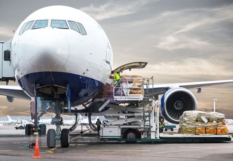 Chargement de cargaison à bord d'un avion avant le vol