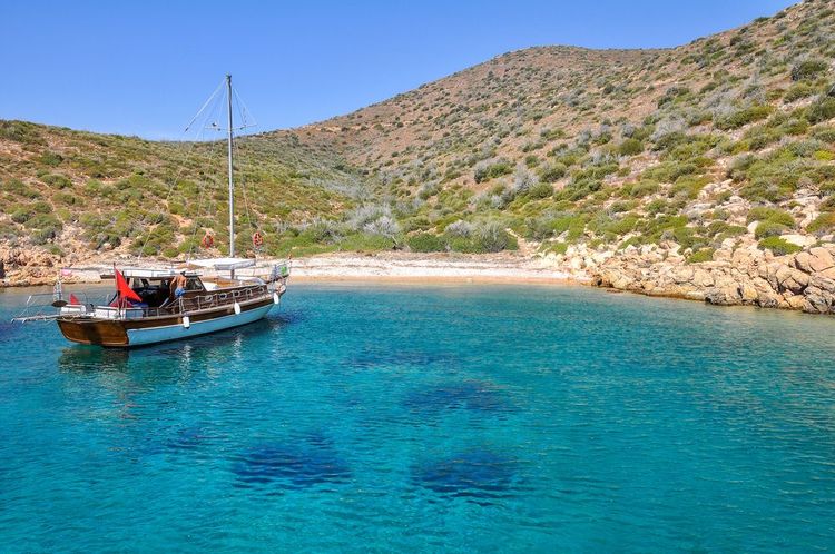 Goélette dans la petite crique de Mugla, à Bodrum