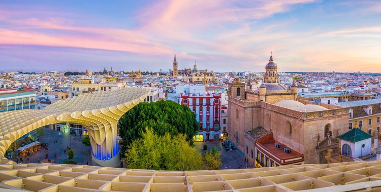 Metropol Parasol à Séville au coucher du soleil.