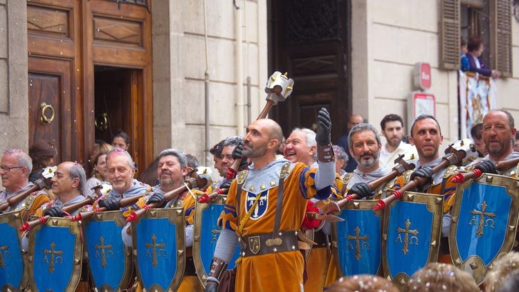 Des participants défilent costumés dans les rues d'Alicante pour la fête des Maures et des Chrétiens.