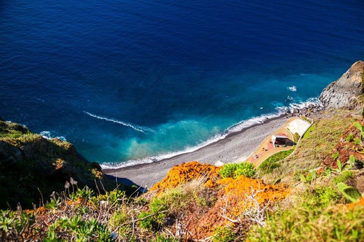 Plage habitée de la réserve de Garajau