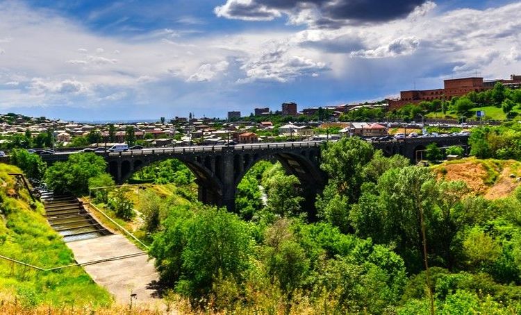En bordure de la Hrazdan à Erevan