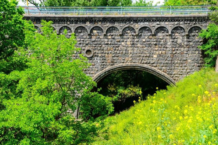 Le viaduc enjambe la rivière