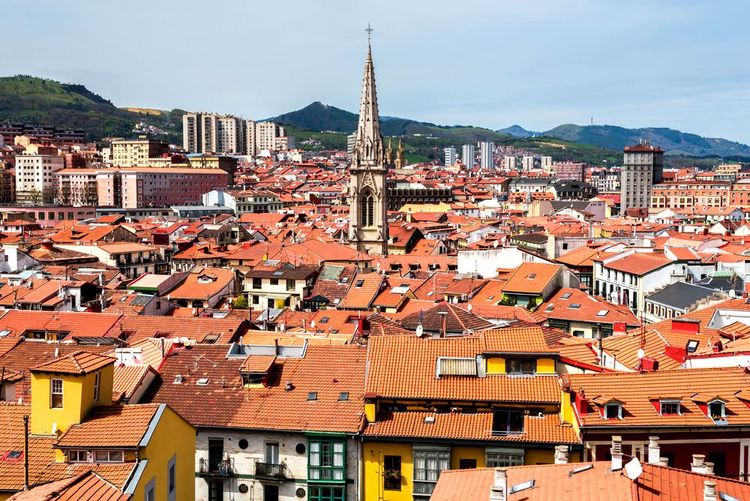 Le clocher de la cathdrale surplombe les masures de la vieille ville, Casco Viejo