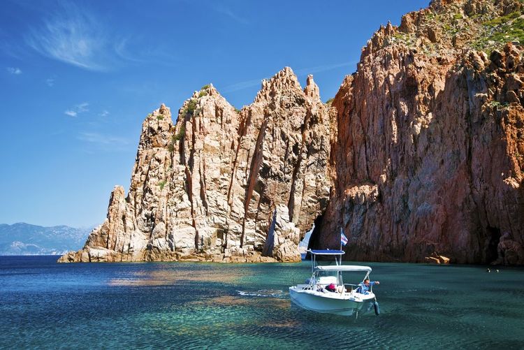 Un bateau au cœur des calanques de Piana.