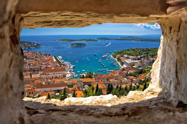 Hvar vue depuis l'une des meurtrières de la forteresse