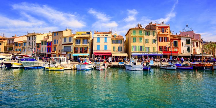 Il porto di Cassis è colorato di pointus