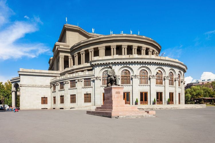 L'Opéra national d'Arménie et la statue d'Aram Khachaturian, à Erevan