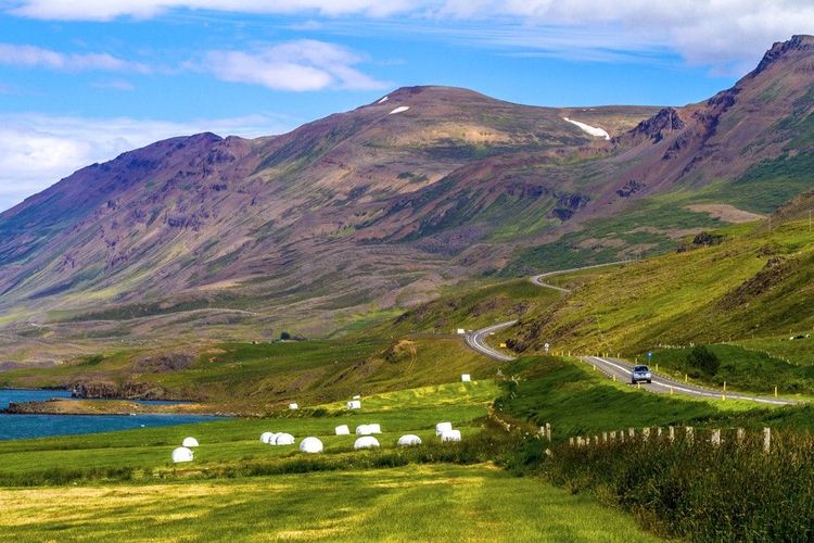 La campagne autour d'Akureyri est vallonée et bien verte en été