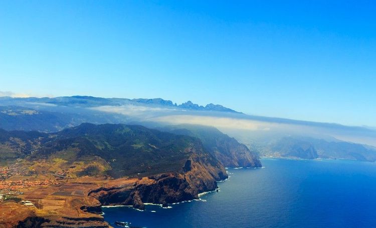 Vue aérienne sur la côte à la hauteur de Funchal