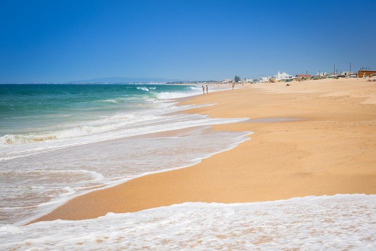 La belle plage de sable fin de Faro
