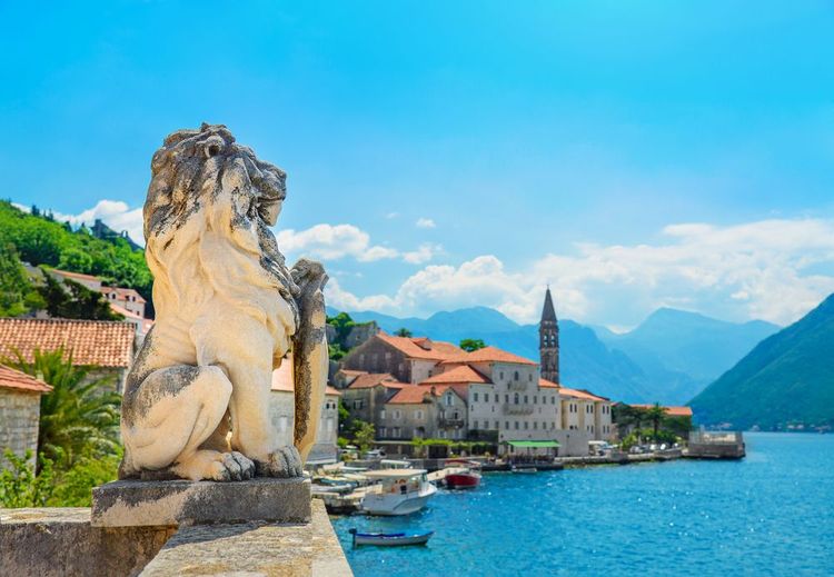 Un des lions tronant sur le balcon du Palais Bujović