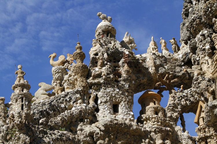 Détails architecturaux du palais idéal du facteur Cheval.