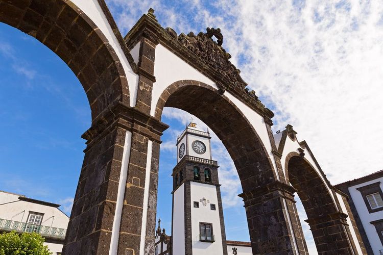 L'entrée historique (Portas da Cidade) du village de Ponta Delgada, devant la tour de l'horloge de l'église Saint-Sabastien.