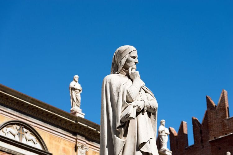 Statue de Dante Alighieri (1265-1321), père de la langue italienne, Piazza dei Signori à Vérone
