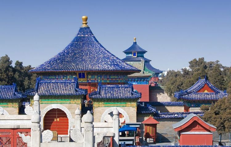Dans l'enceinte du temple, les édifices ont des toits bleus, la couleur du ciel