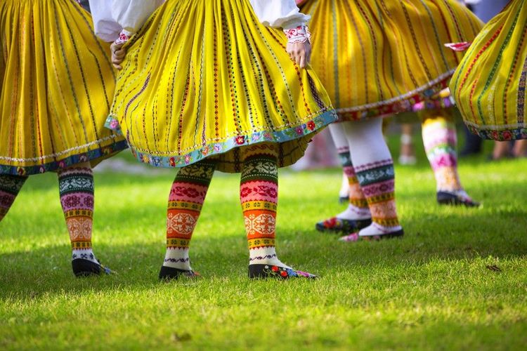 Danse folklorique dans la campagne
