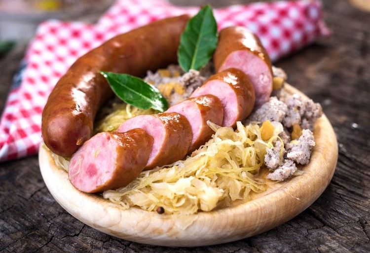 La saucisse Kranjska klobasa, star des assiettes à Lubljana