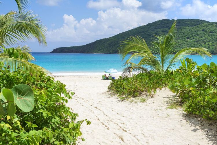 Belle plage de Flamenco Beach avec sable blanc et eau bleu clair sur l'île caribéenne d'Isla Culebra à Porto Rico