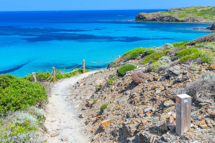 Le Camino de Caballos ou Cami de Cavalls, est un sentier côtier incontournable de l'île de Minorque