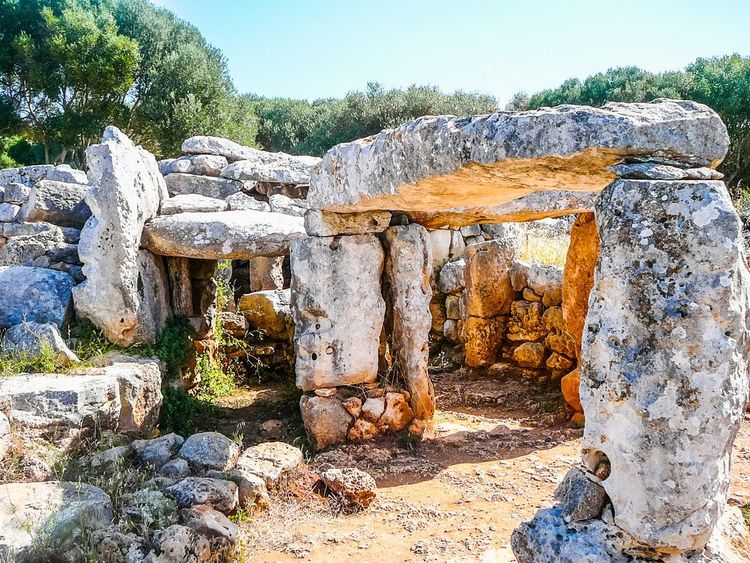 Portique préhistorique sur le site de Torre d'en Galmés