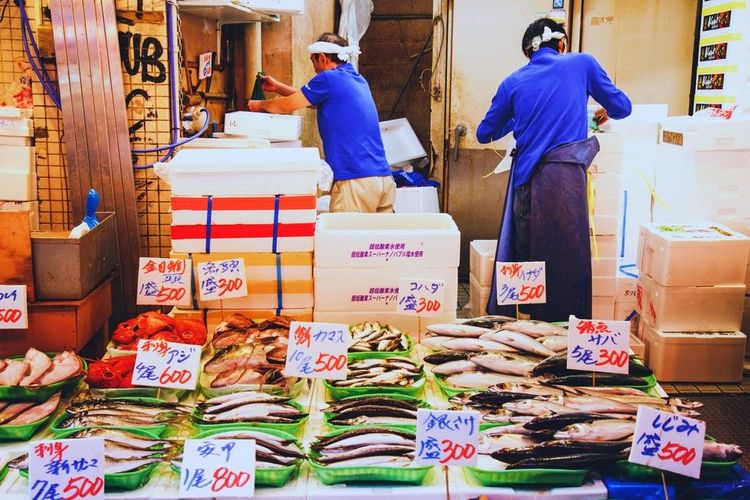 Préparations des poissons dans le marché de Tsukiji