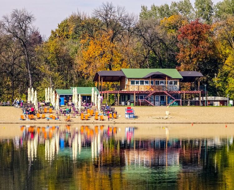 Plage, transats et restaurant à Ada Ciganlija