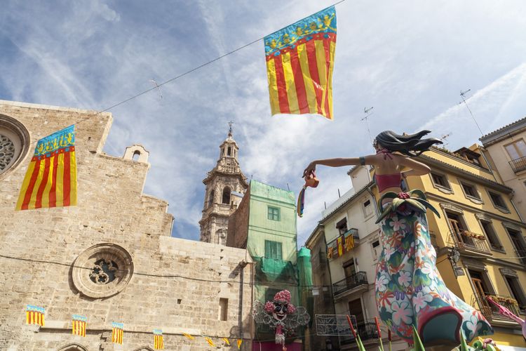 Asiste a la fiesta de las Fallas en marzo