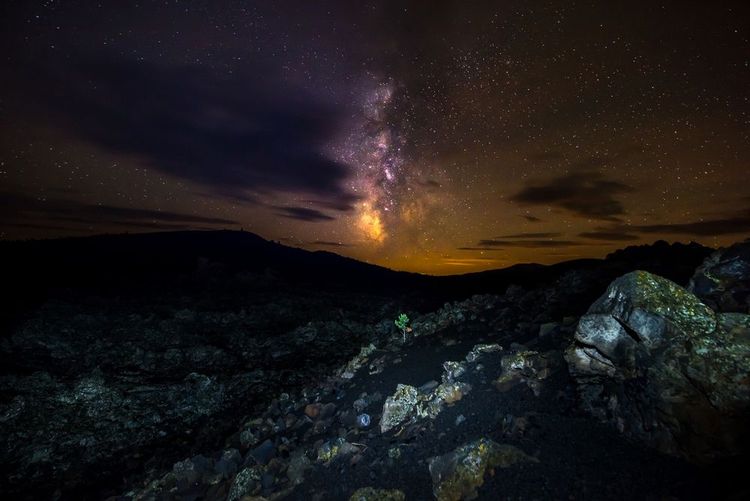 La voie lactée zu-dessus de la réserve naturelle protégée The Craters of the Moon dans l'Idaho.