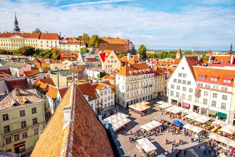 Vue plongeante sur la place centrale de Tallinn, un jour de marché