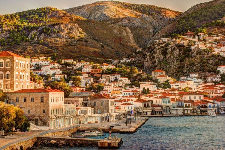 Les belles maisons en pierre à la sortie du port d'Hydra