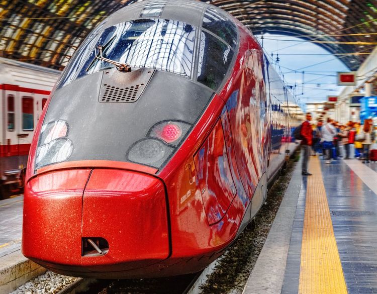 Un train Trenitalia en gare de Milan.