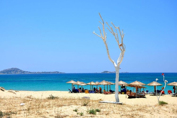 Farniente sur la plage de Plaka, à Naxos