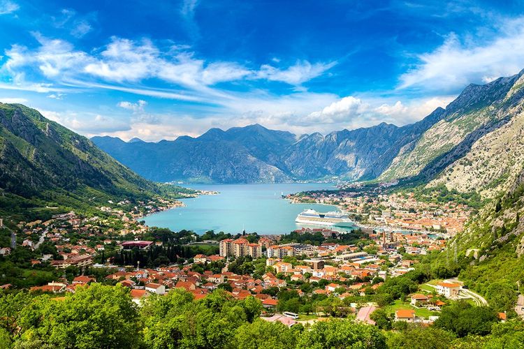 La ville de Kotor et le fjord qui file vers le nord, entre ses montagnes
