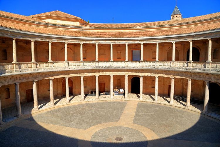 Le patio à double-colonade du Palais de Charles Quint