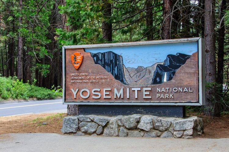 Sign at the entrance to Yosemite National Park