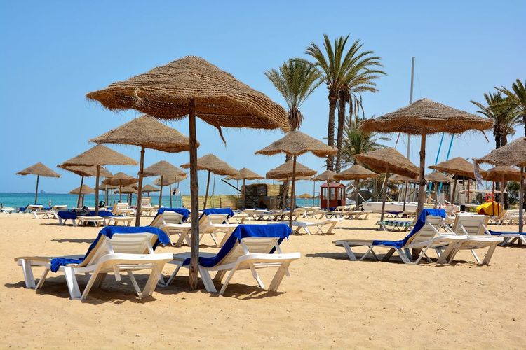 Parasols sur la plage de Sousse, Tunisie