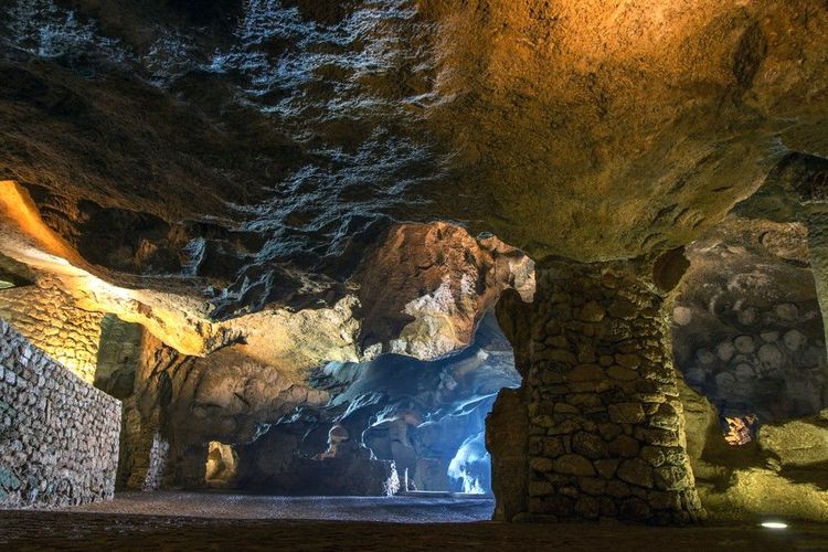 Grotte aménagée pour recevoir la visite de touristes