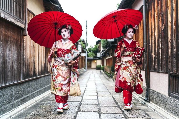 C'est ici qu'au sortir des maisons de thé on peut de temps en temps apercevoir une geisha