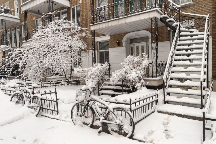 La neige recouvre les rues et habitations à Montréal