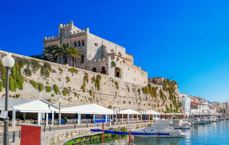 La vieille muraille de la ville nous rappelle que Ciutadella signifie "citadelle"