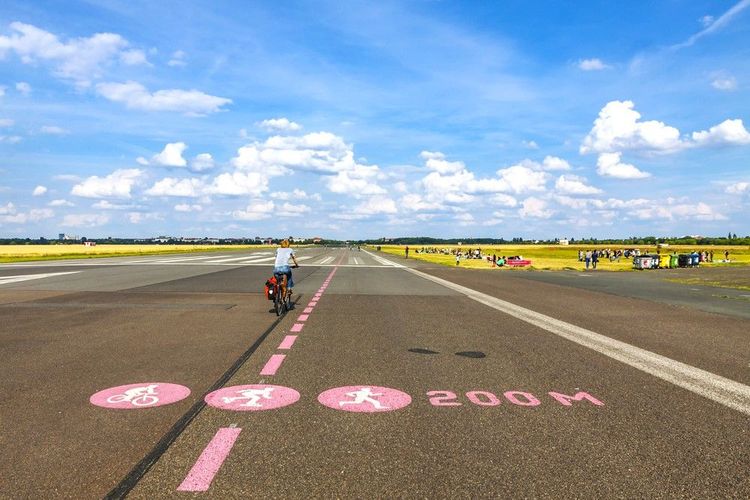 Bicyclette sur l'une des pistes du Tempelhofer Feld