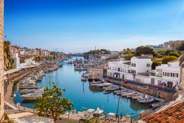 Vue sur le vieux port de la mer de Ciutadella par beau temps, île de Minorque, Balears, Espagne.