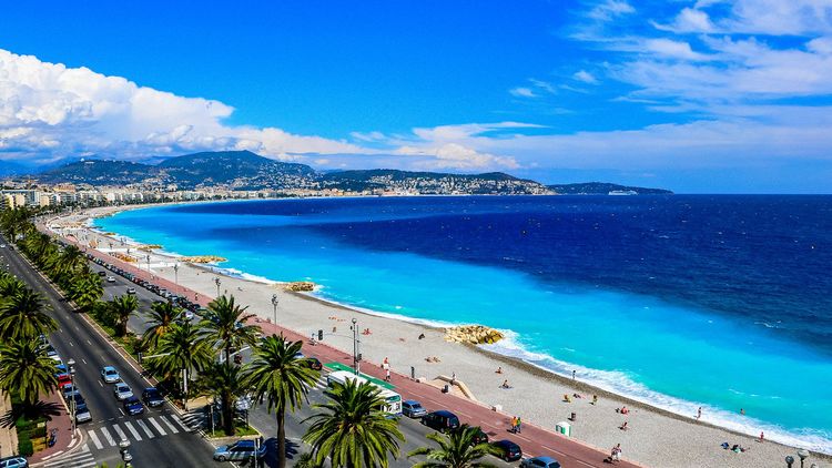 La Promenade des Anglais forme l'arc de la Baie des Anges