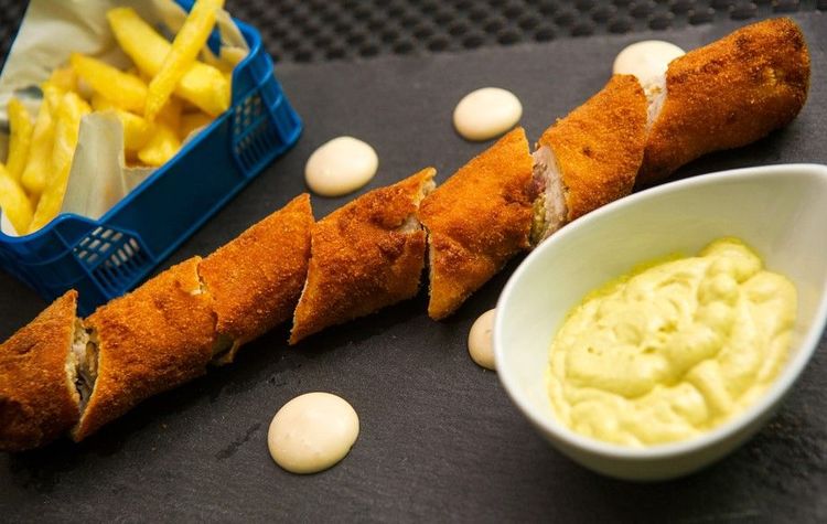Le flamenquin cordouais, veau (ou porc) enroulé de jambon, pané et frit