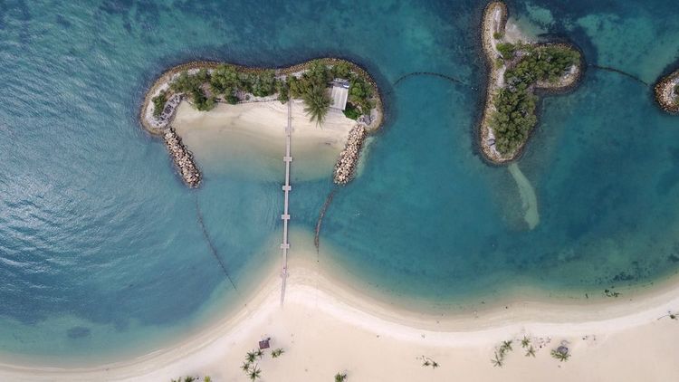  Vue aérienne de la plage de Siloso, à Sentosa Island