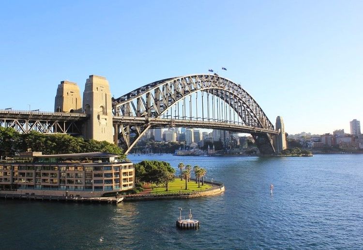 Le pont enjambe l'estuaire de Sydney