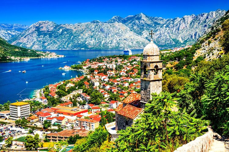 La ville de Kotor, au fond des bouches du même nom